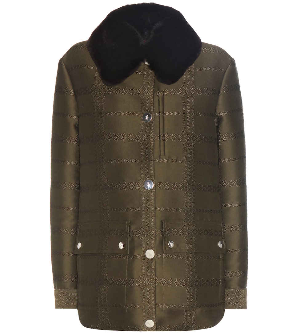 Moncler Gamme Rouge Jacke aus einem Seidengemisch mit Pelzkragen