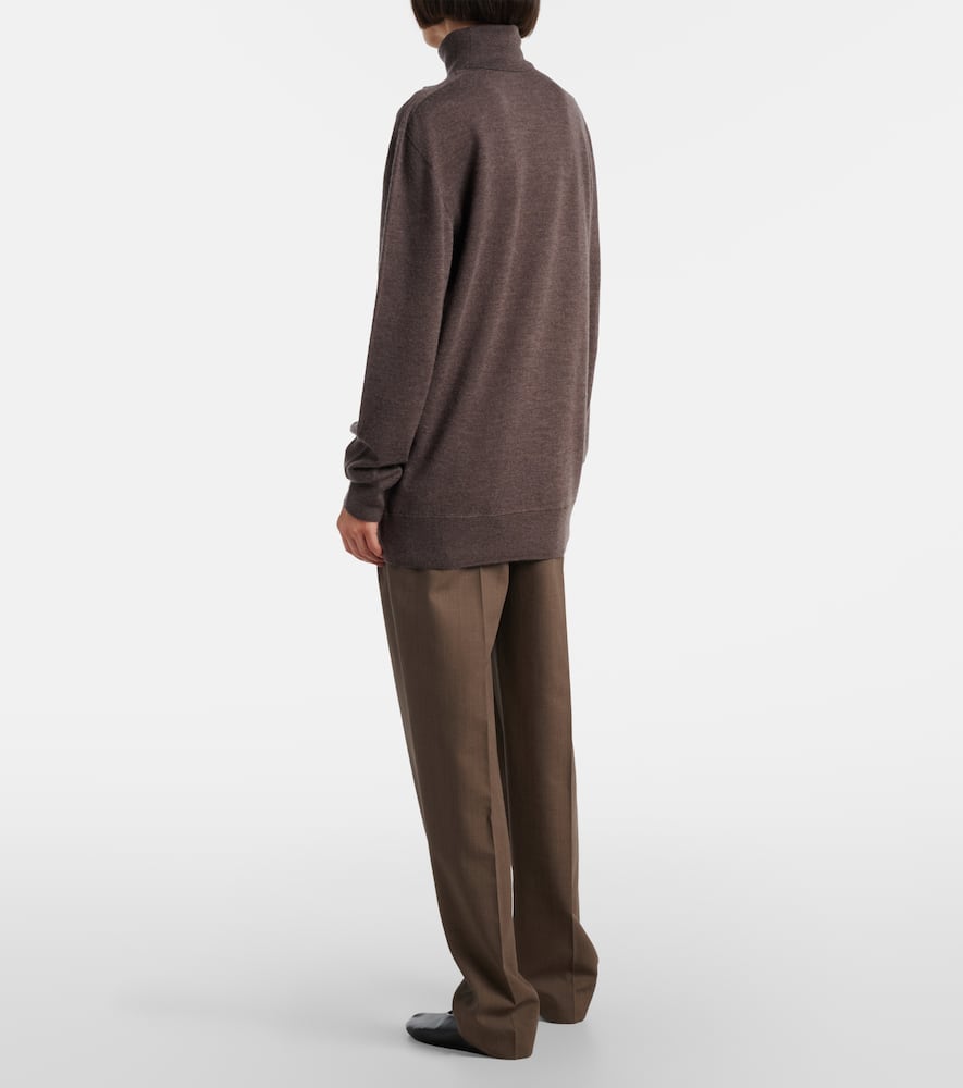The Row Lizzy Cashmere Turtleneck Sweater In Brown