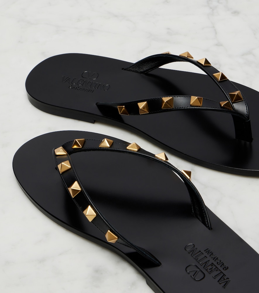 Garavani Rockstud Leather Thong Sandals