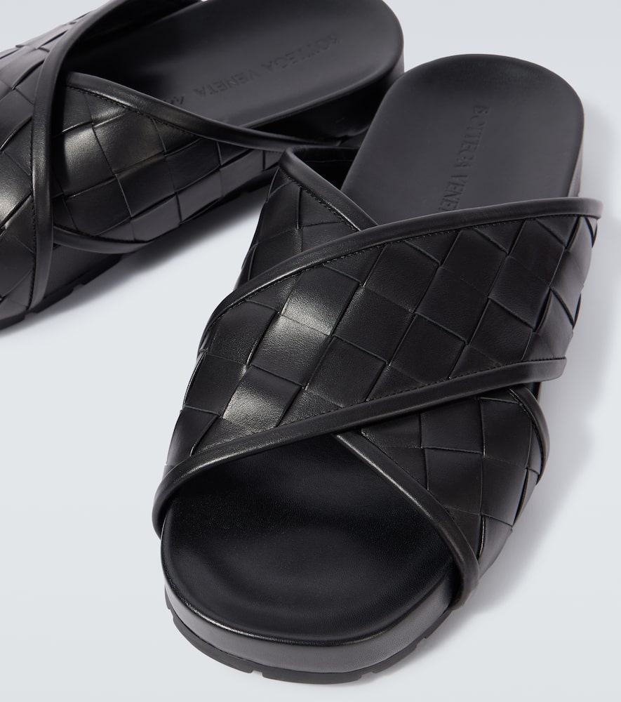 Shop Bottega Veneta Tarik Intrecciato Leather Sandals In Schwarz