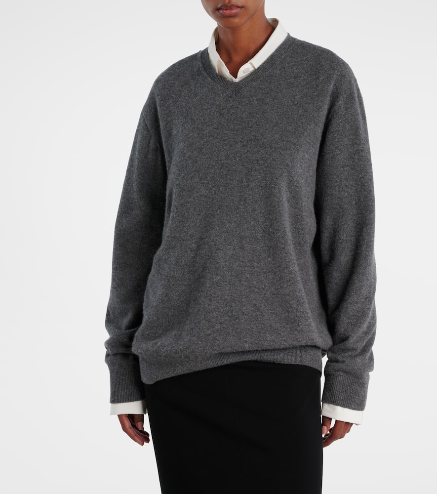 The Row Ligeia V-neck Cashmere Sweater In Gray