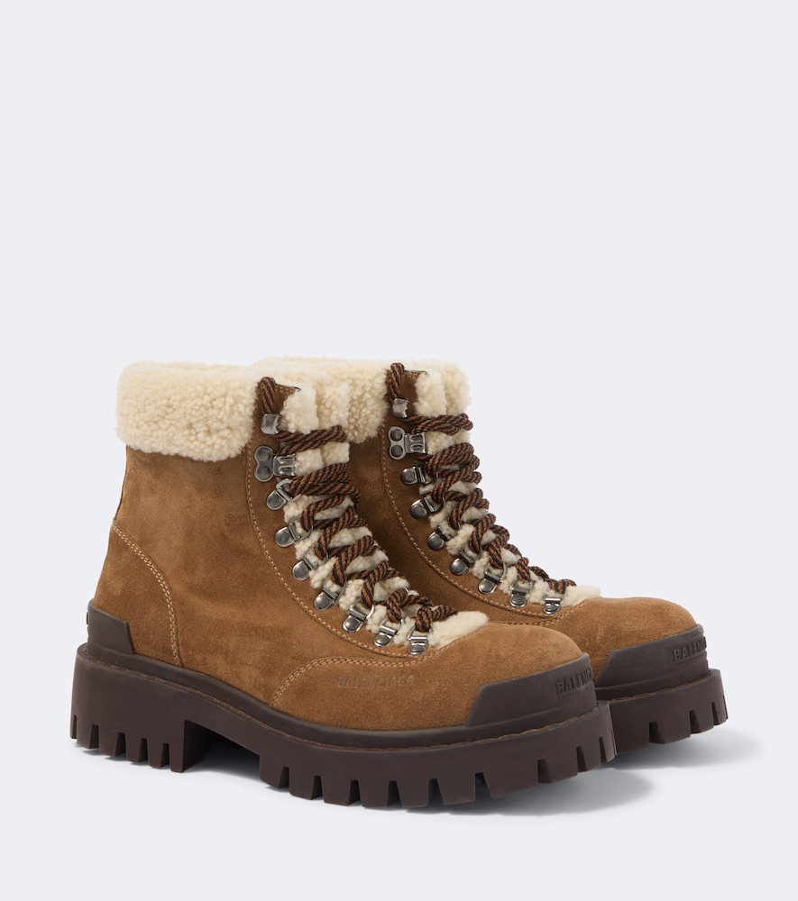 Schnürstiefel aus Veloursleder mit Shearling