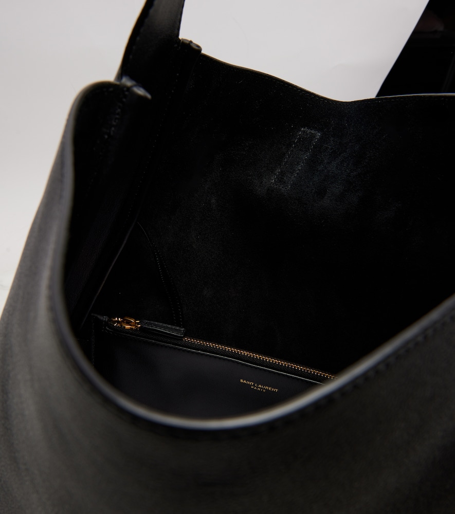 Le 5 À 7 Supple Large Shoulder Bag