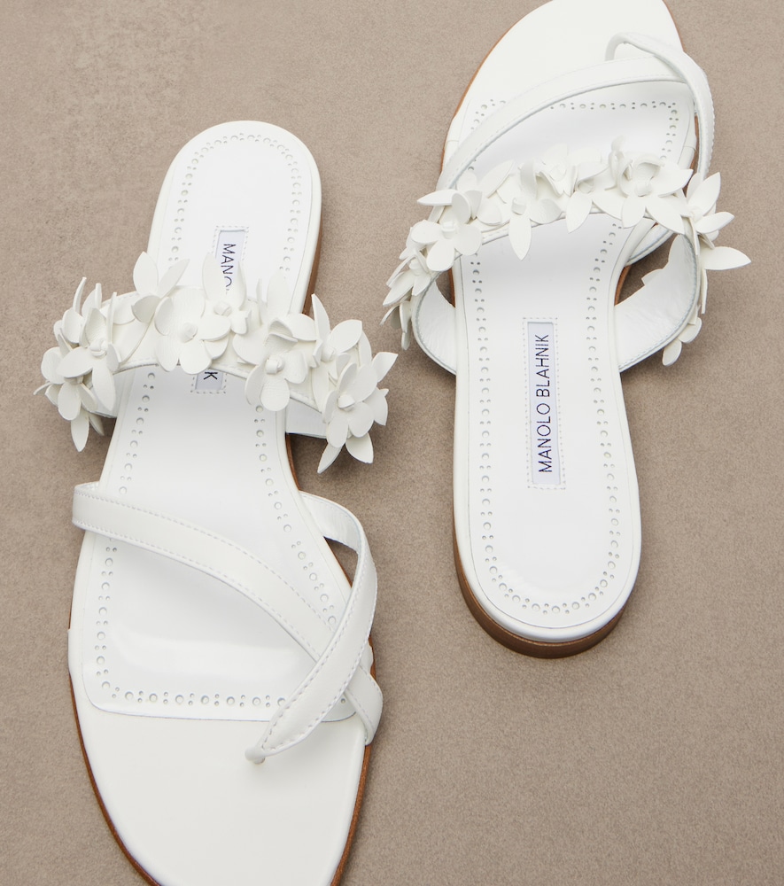  Manolo Blahnik Manolo Blahnik Sandalias Fiosa De Piel Con Aplique Floral 