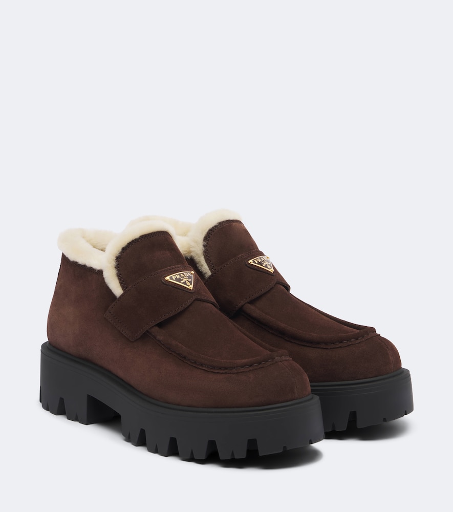 Prada Bottines en daim et shearling logo 1250 €