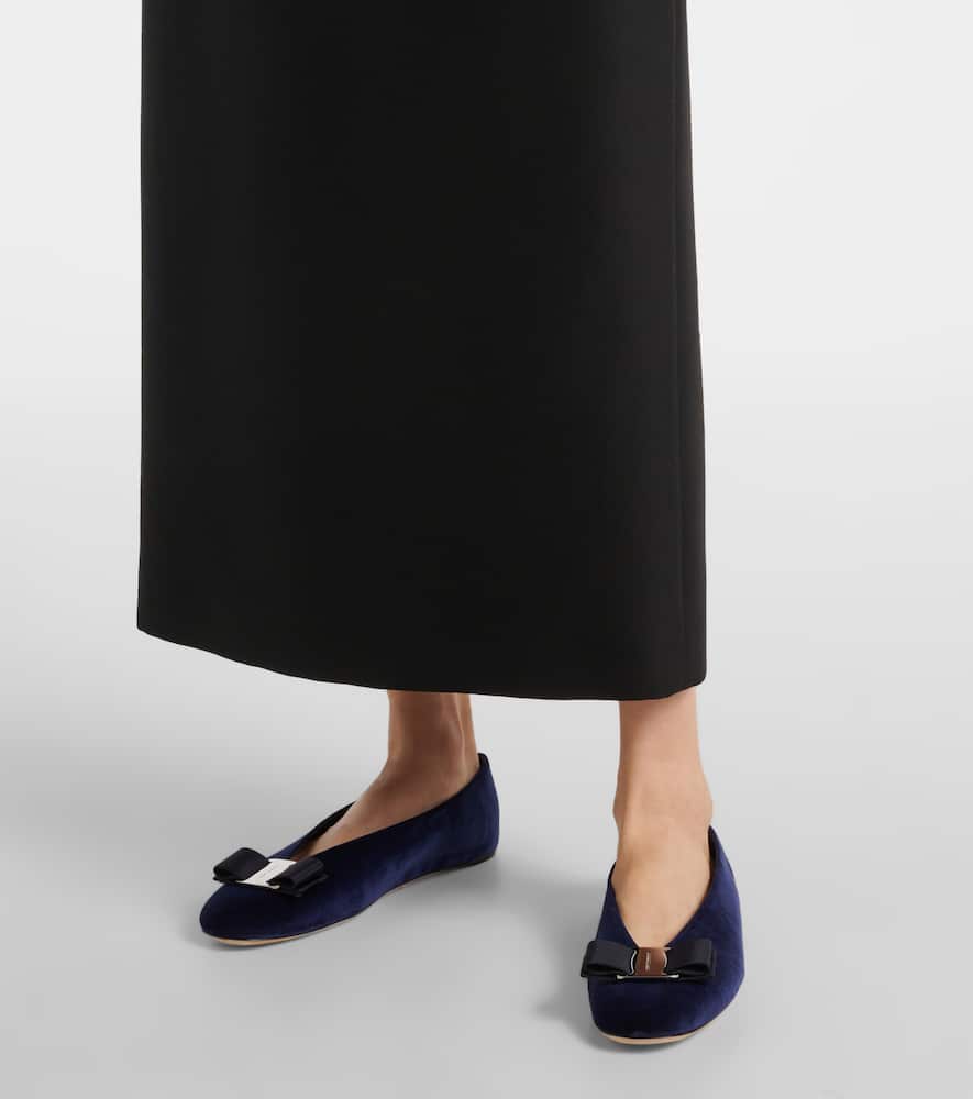 Ferragamo Velvet-textured Ballerinas With Decorative Bow Detail In Blue