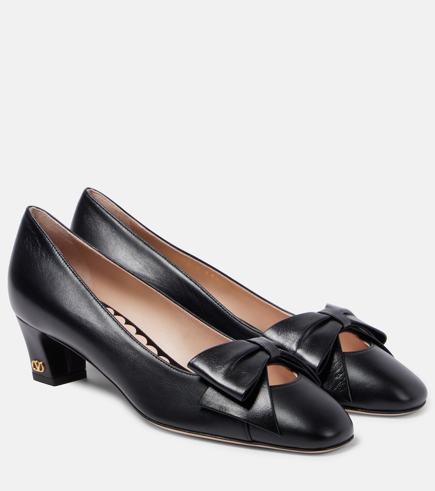 Shop Valentino Bowow 45 Leather Pumps In Schwarz