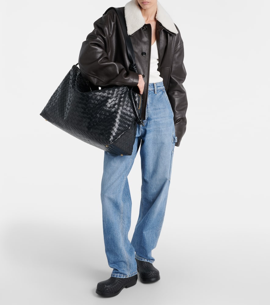 Bottega Veneta Weekender Loop Large Aus Leder In Schwarz