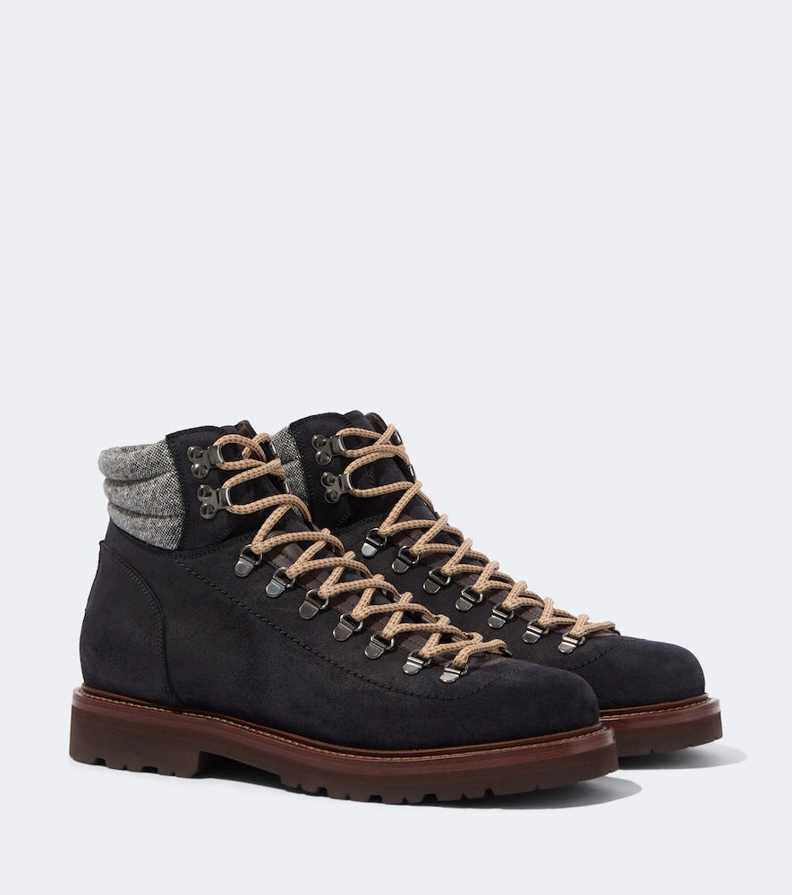 Schnürstiefel aus Veloursleder