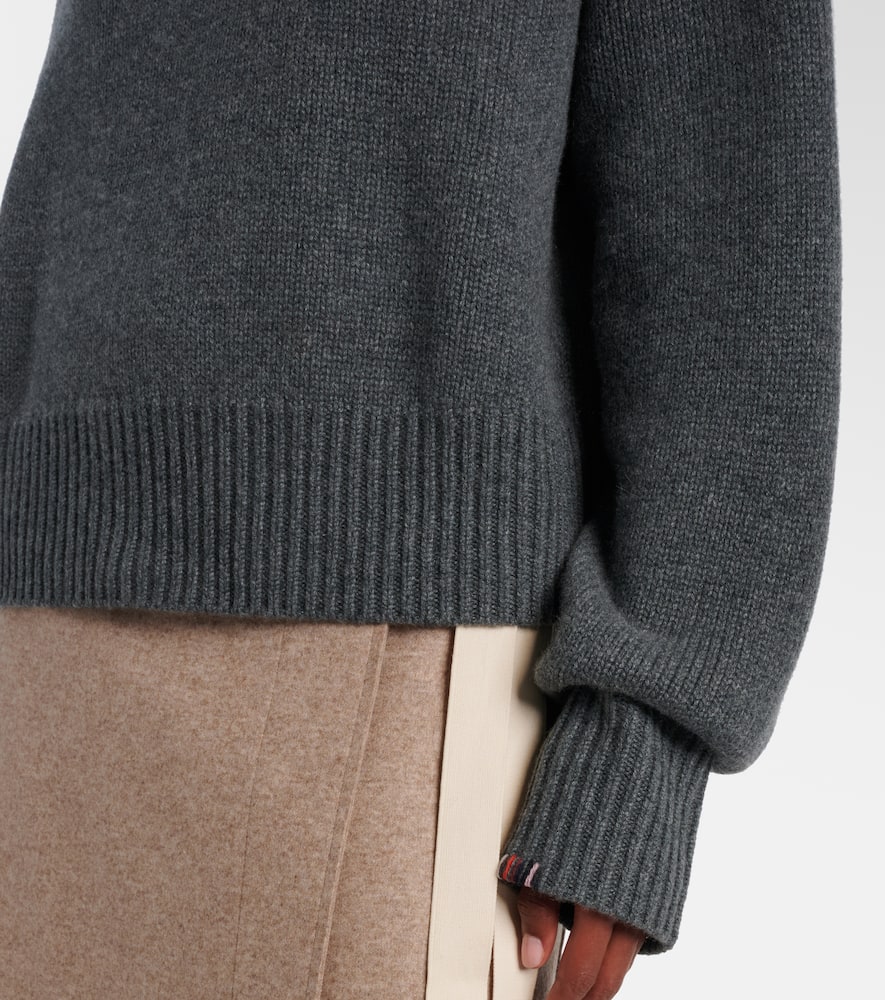 Extreme Cashmere N°434 Crop Xtra Turtleneck Sweater In Gray