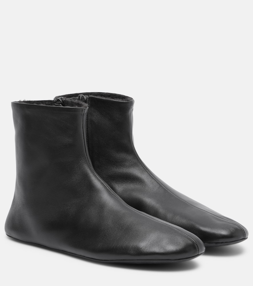 The Row Stella Shearling-lined Leather Ankle Boots In Black