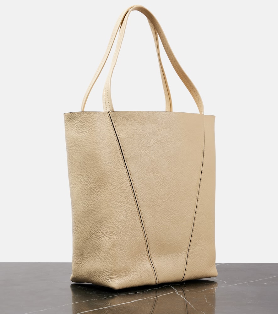 Chloé Spin Large Leather Tote Bag In Neutral