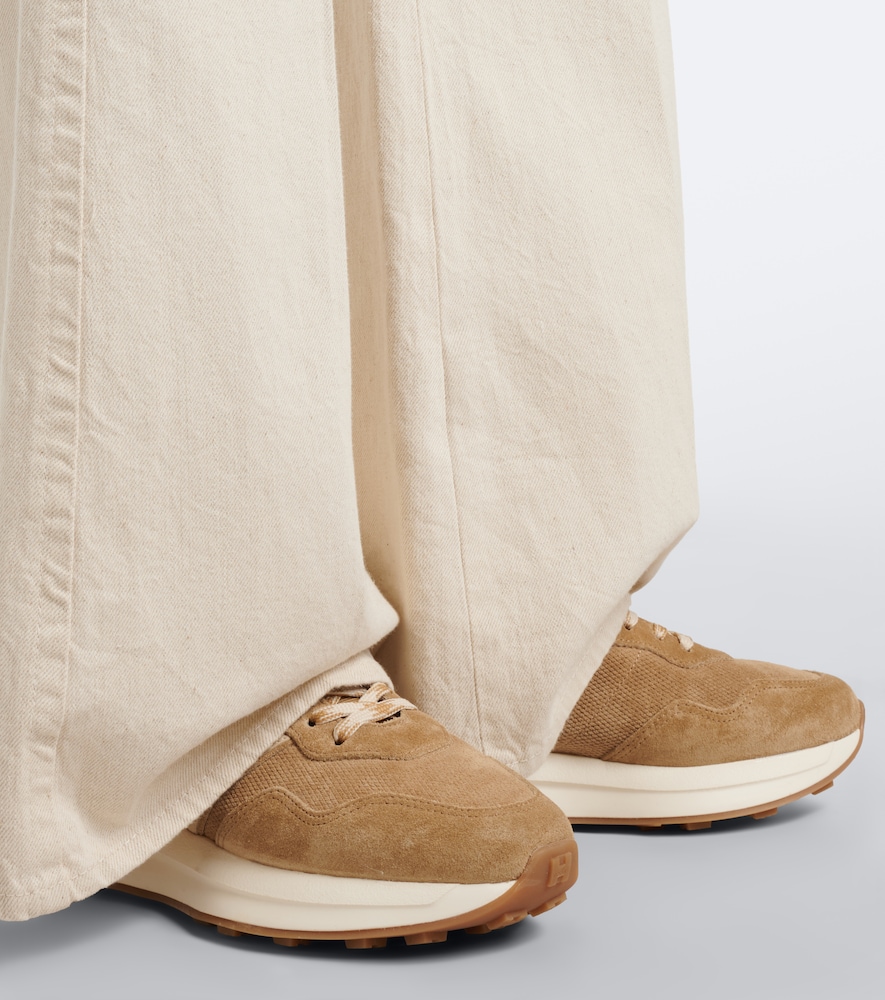 H641 Sneakers