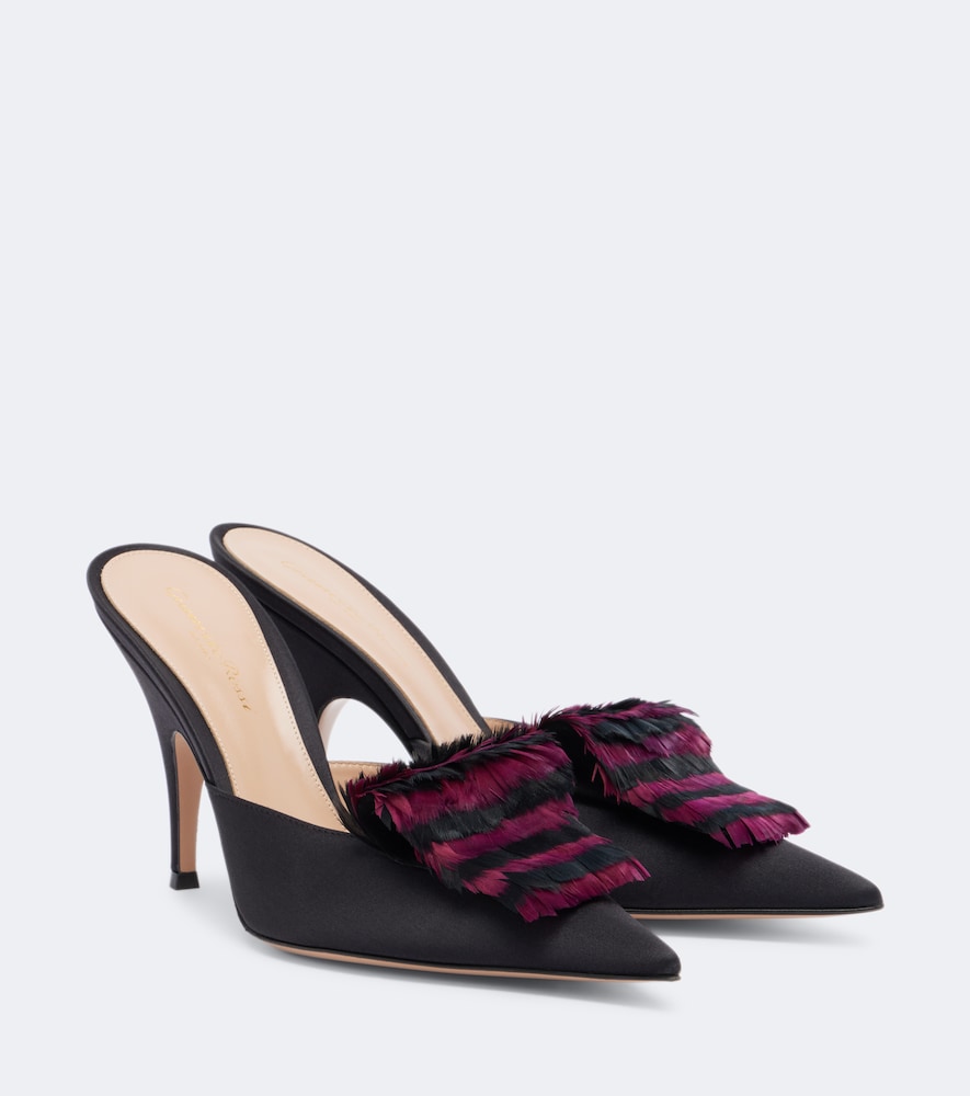 Mules in raso con piume