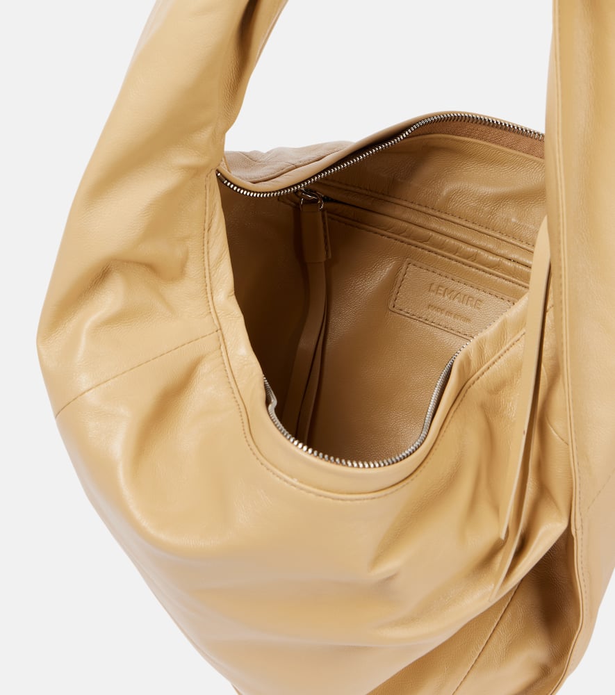 Lemaire Schultertasche Scarf Small Aus Leder In Weiss
