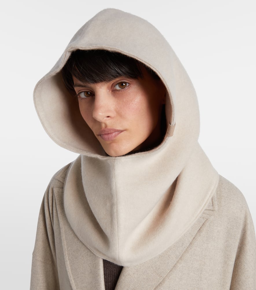Brunello Cucinelli Knitted Wool And Cashmere Hood In Sand