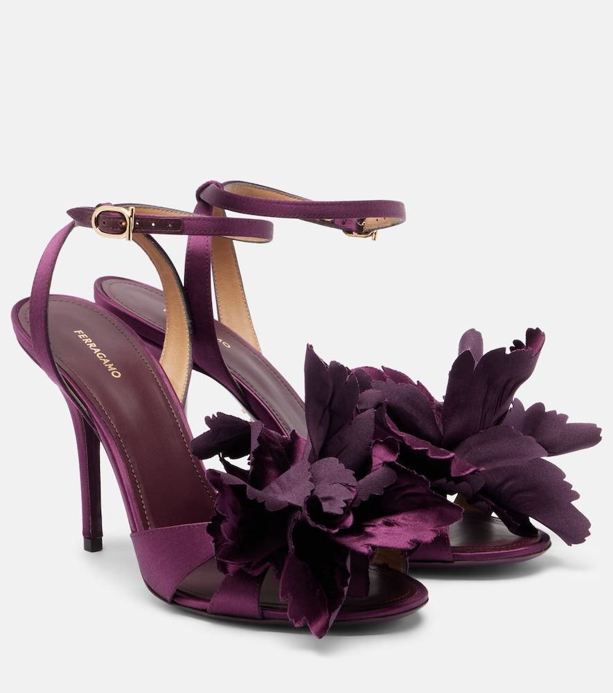 Ferragamo Sandali Ghilly 95 in raso con applicazioni floreali