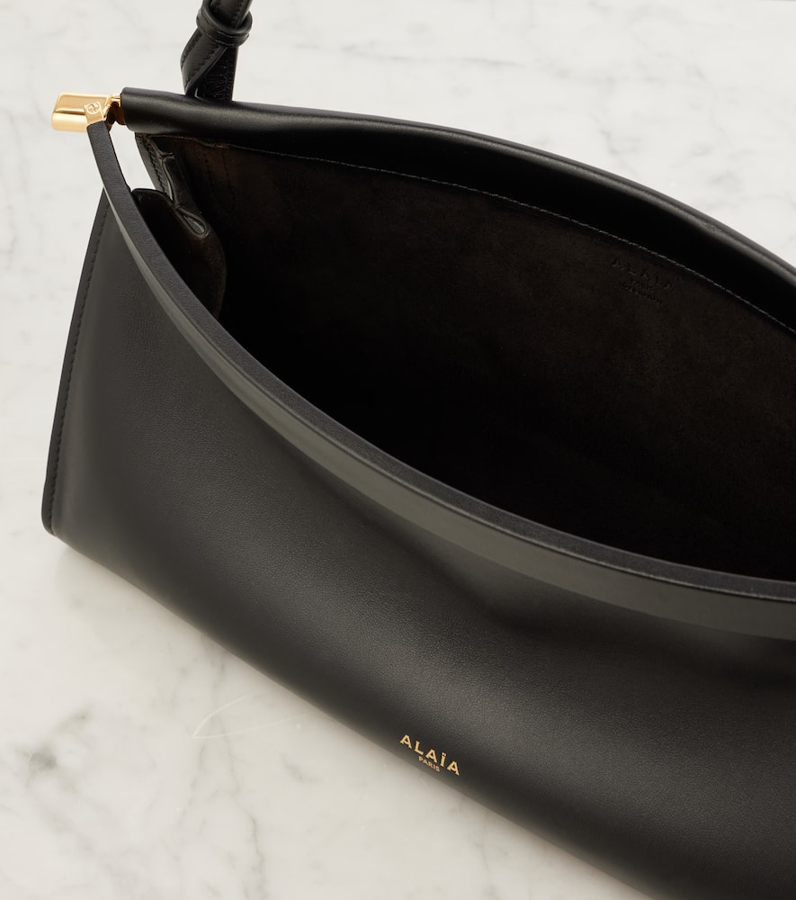 Alaïa Curve Medium Leather Shoulder Bag In Black