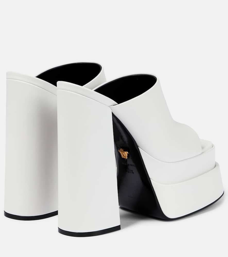 Versace Plateau-pantoletten Aus Leder In Bianco Ottico - Oro