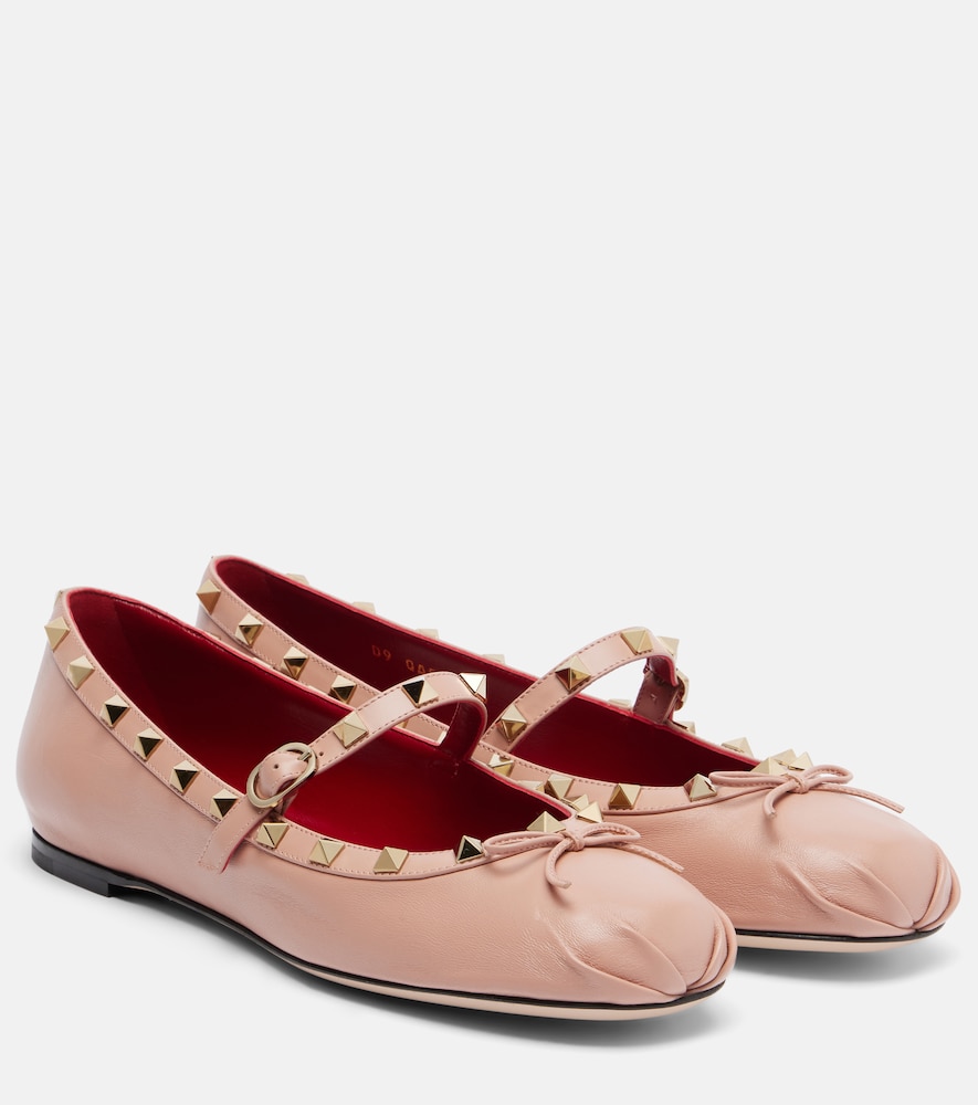 VALENTINO ロックスタッズパンプス コーディネート集|通年のスタイリング