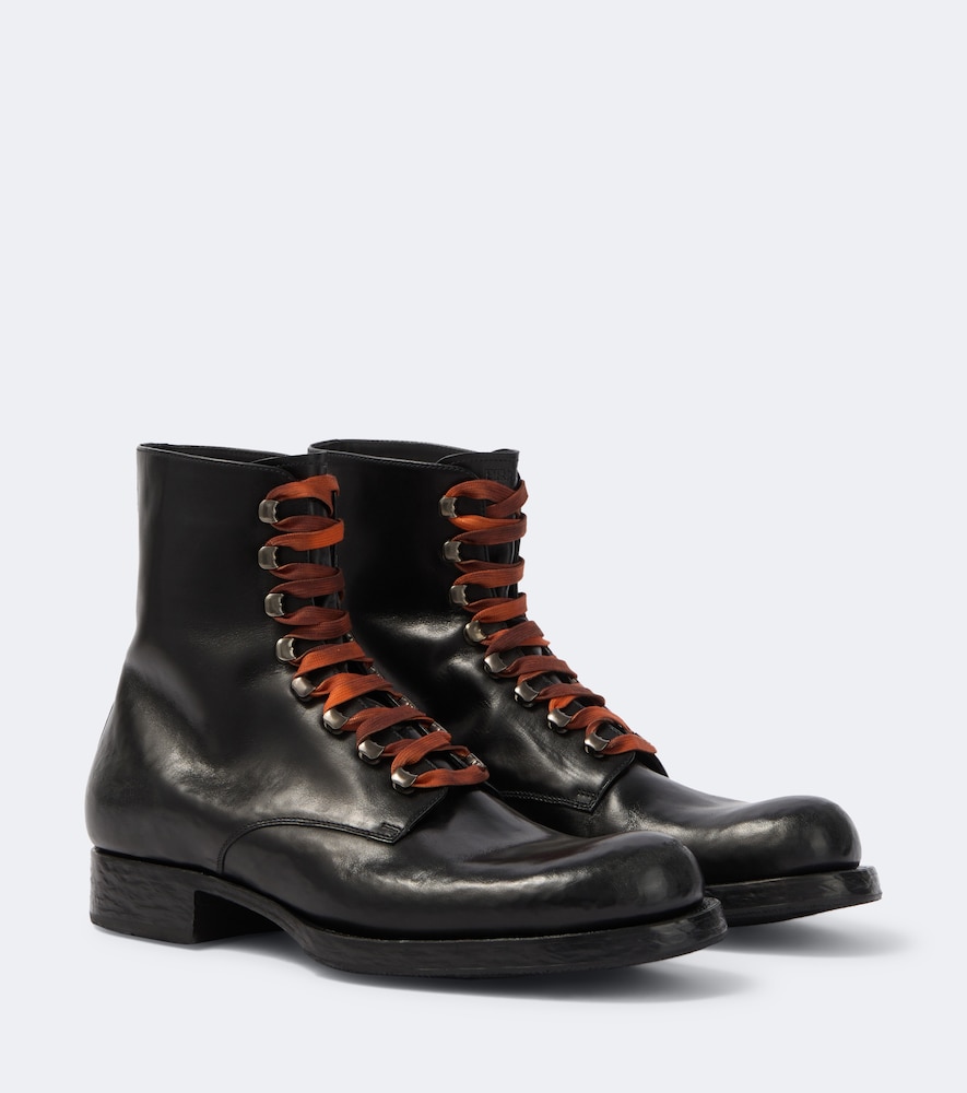 Prada Bottes lacets en cuir 1700 €
