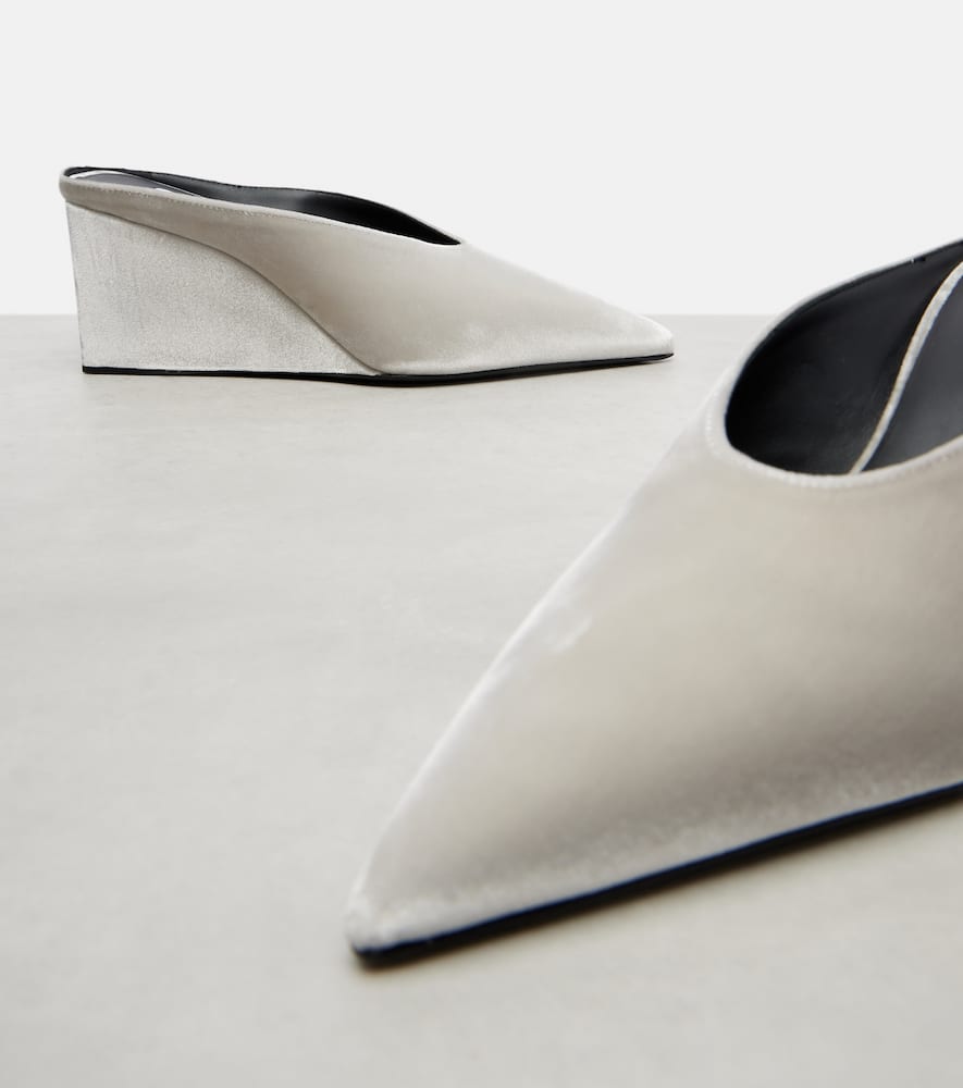 Alaïa Cube 75 Velvet Wedge Pumps In Gray