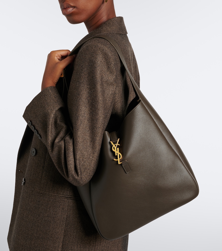Le 5 À 7 Supple Large Shoulder Bag