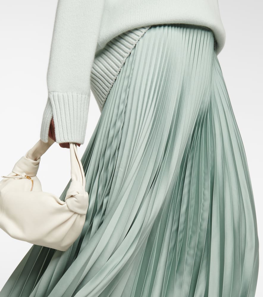 Stunning pleated skirt to wear this season for spring