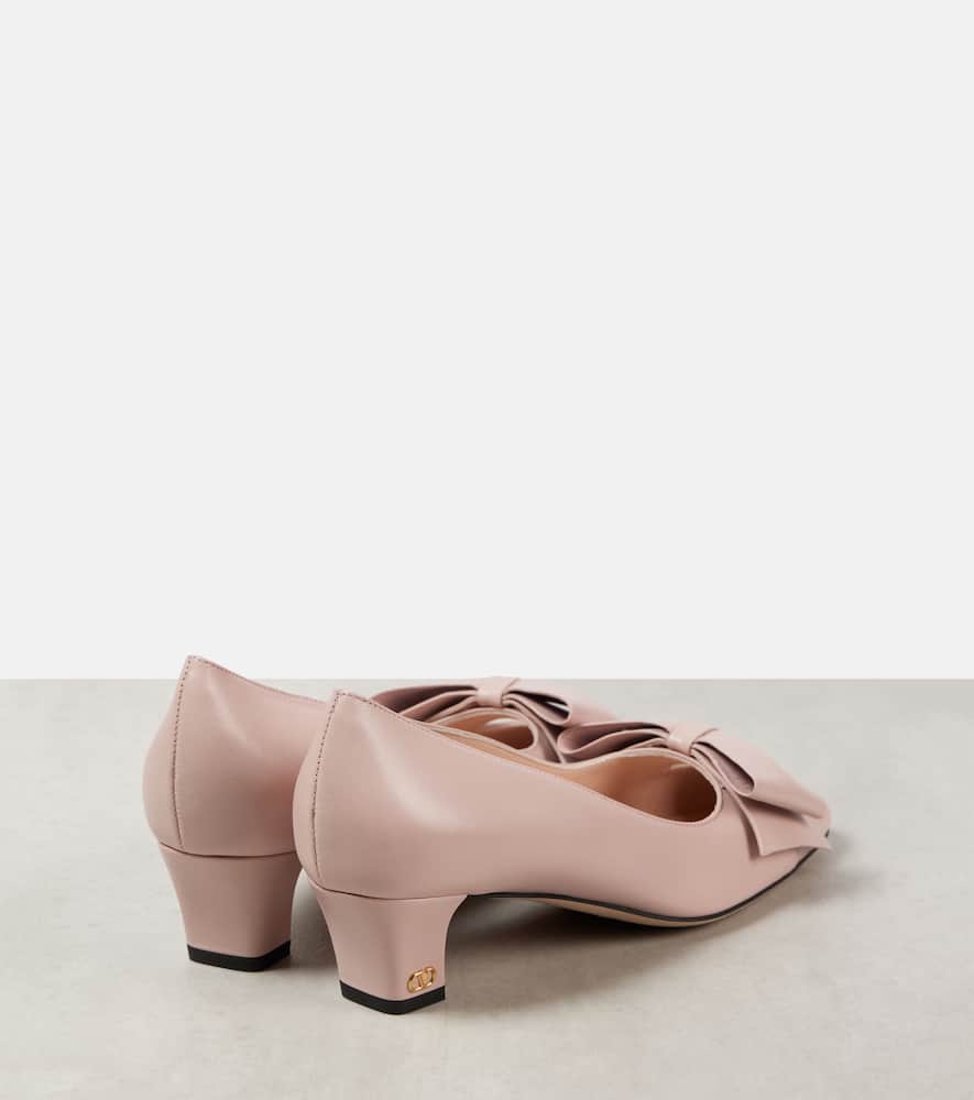 Valentino Garavani Bowow 45 Leather Pumps In Powder