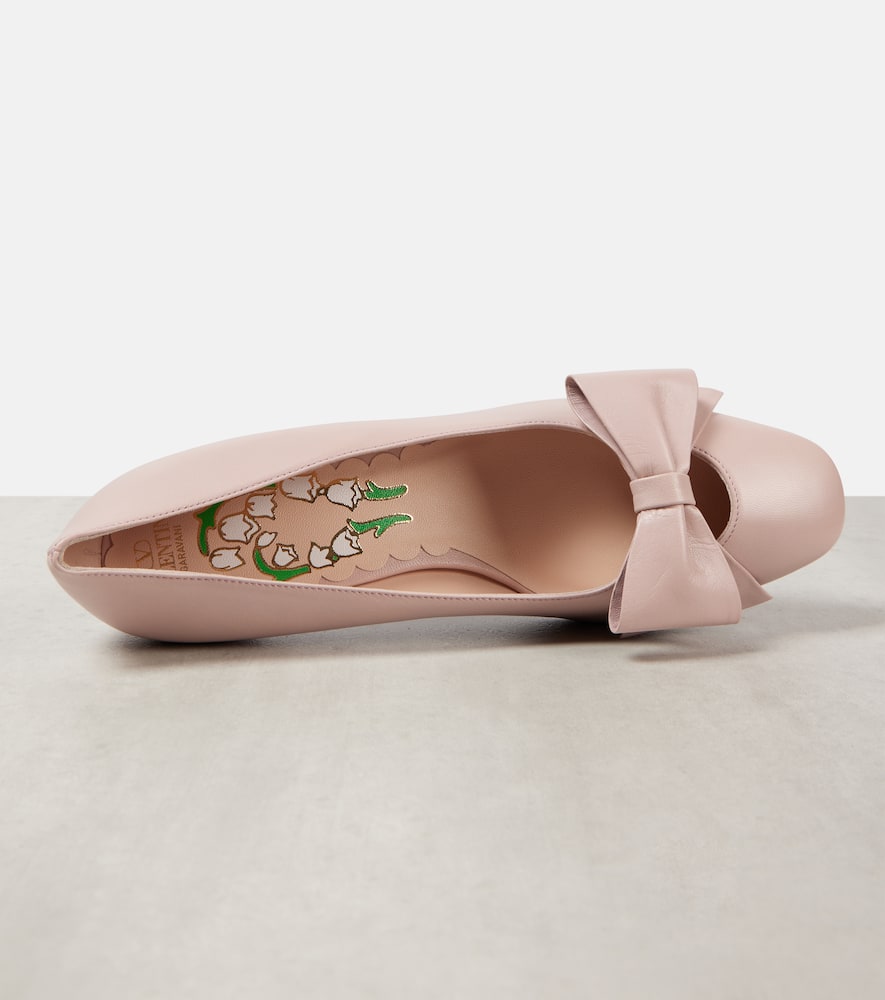 Valentino Garavani Bowow 45 Leather Pumps In Powder
