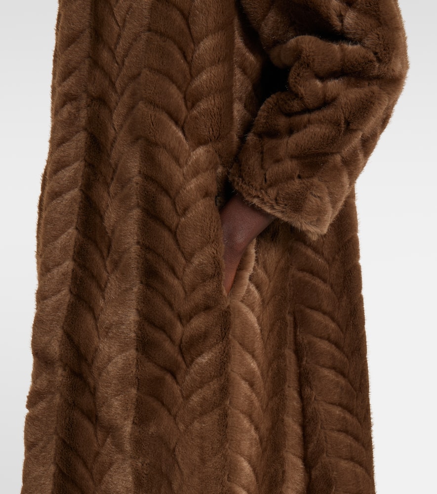 大人の上品ファーコートコーデ術|体型カバーも叶う 大人の上品ファーコートコーデ術|体型カバーも叶う