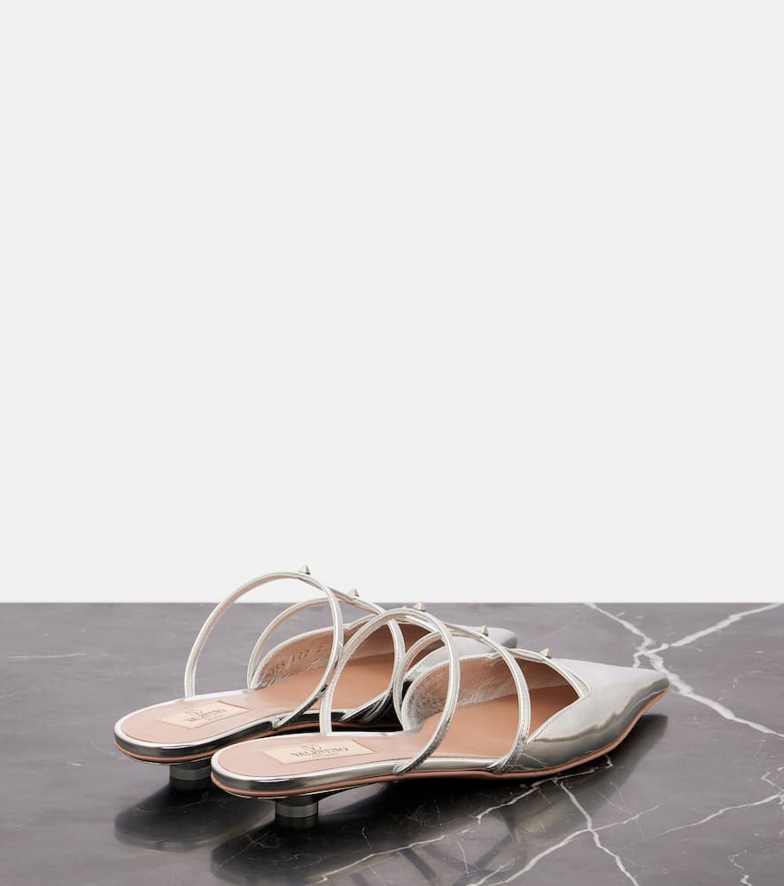 Valentino Mules Rockstud Aus Metallic-leder In Silber