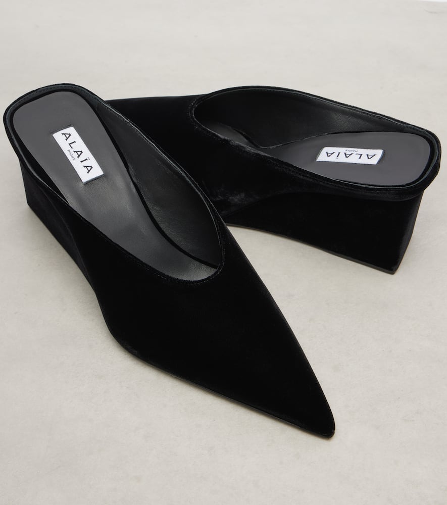 Alaïa Cube 75 Suede Wedge Mules In Black