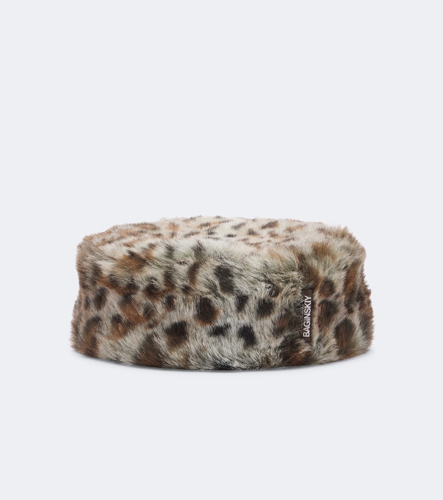 Cappello in teddy con stampa leopardata