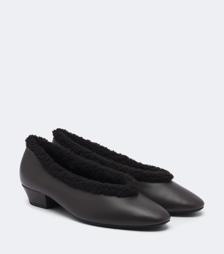 Pumps aus Leder mit Shearling
