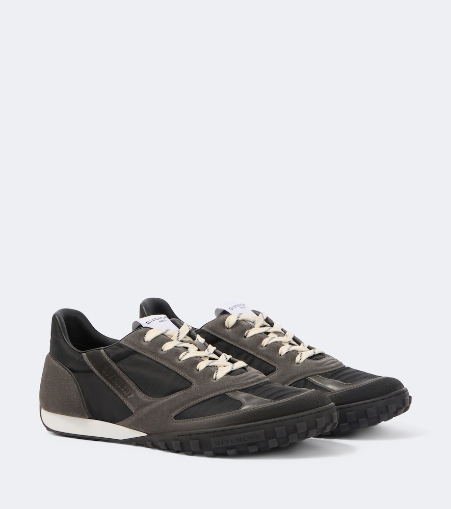 Givenchy Baskets Glide finitions en cuir 750 €