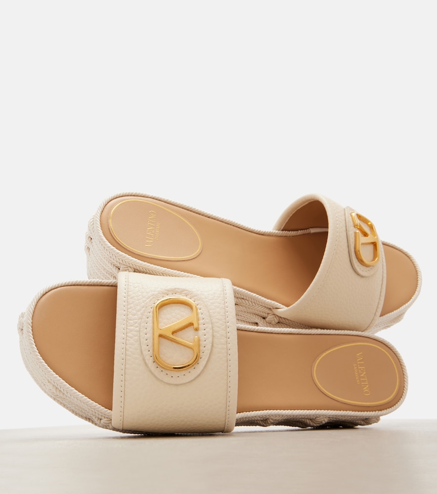  Valentino Garavani Valentino Garavani Vlogo Leather Platform Slides 