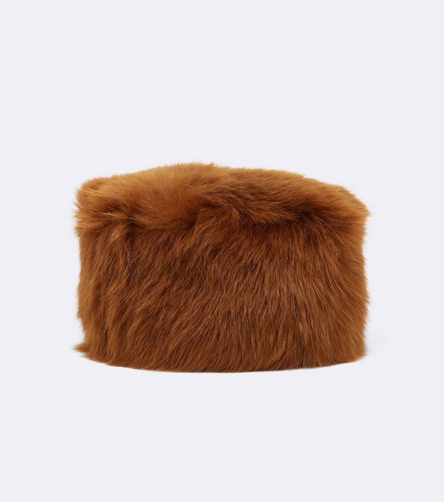 Saint Laurent Chapeau en shearling 2800 €