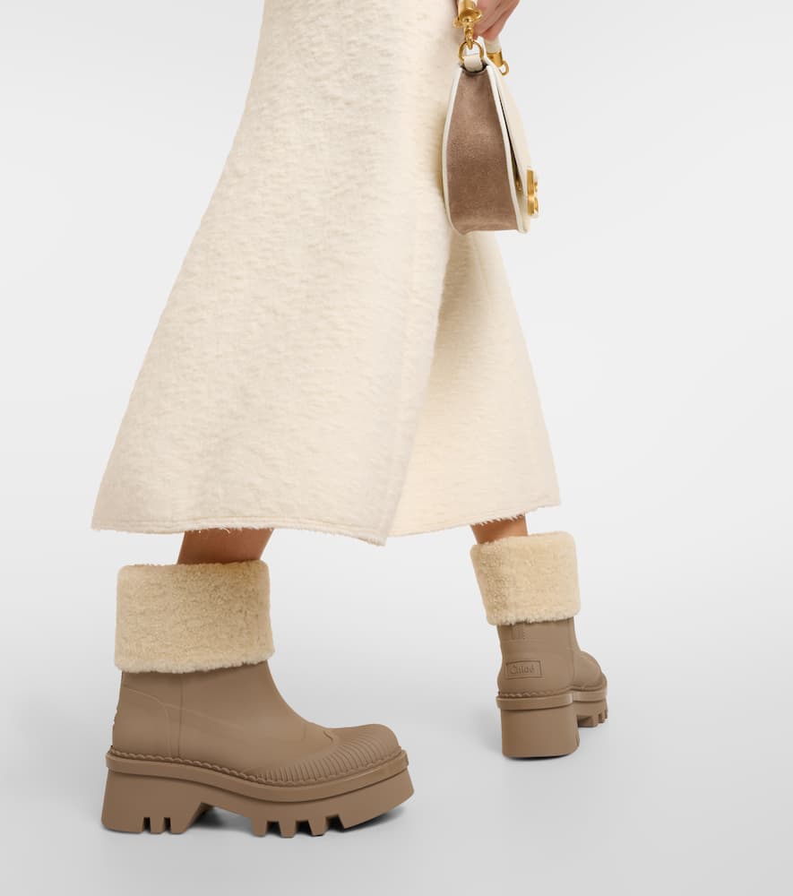 【送料 関税込】Chloe Raina shearling-trimmed ankle boots Raina shearling-trimmed ankle boots in black - Chloe | Mytheresa