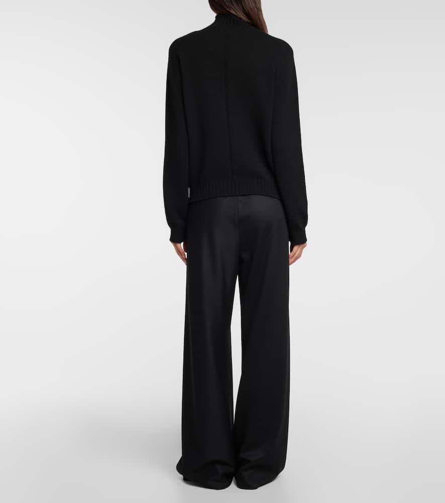 The Row Essentials Kensington Cashmere Turtleneck Sweater In Black