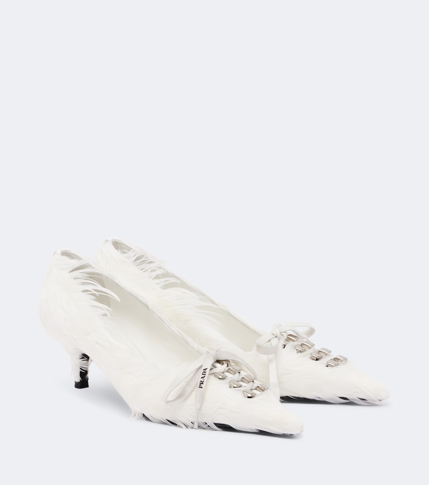 Pumps aus Satin mit Federn