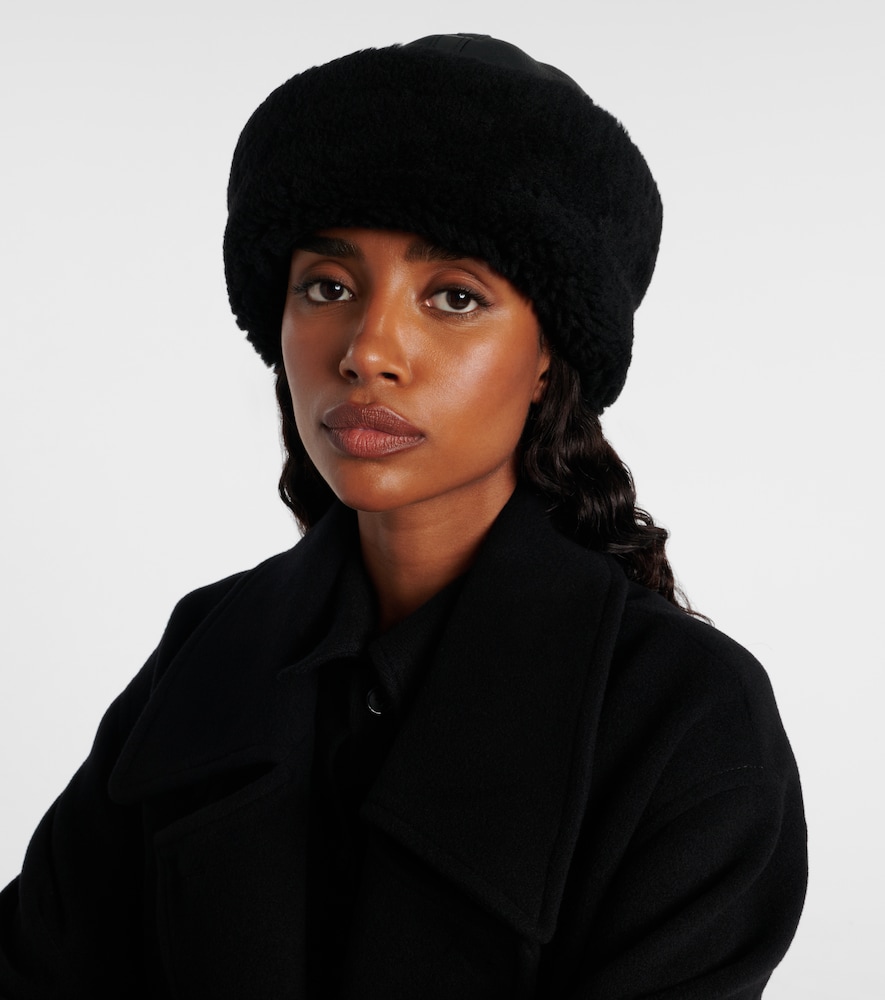 Toteme Shearling-trimmed leather hat