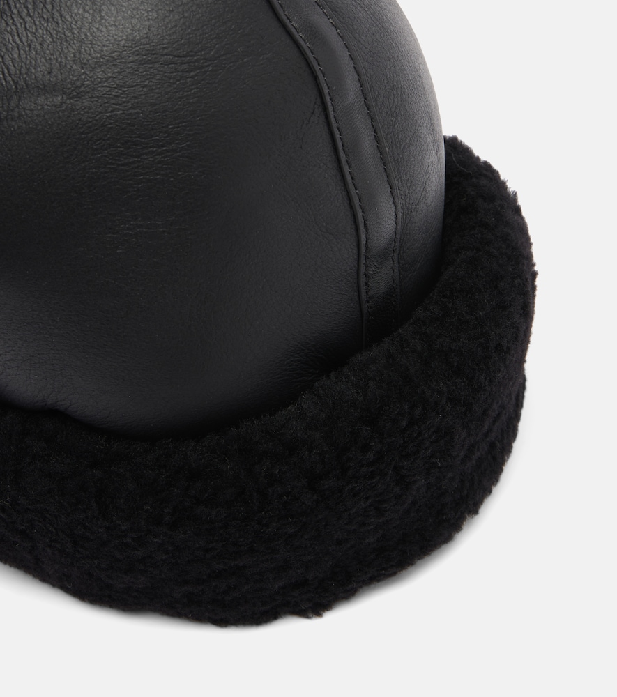  Toteme Toteme Shearling-trimmed Leather Hat 