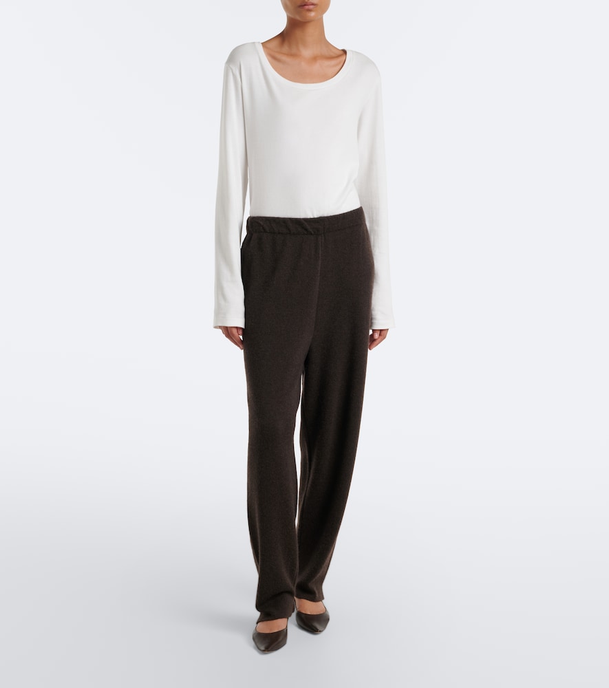 Liisa Three Pumps