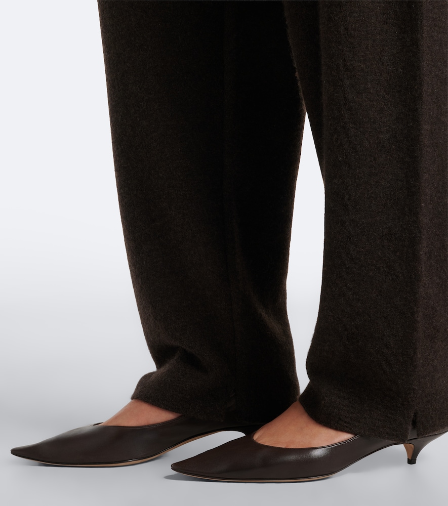 Liisa Three Pumps