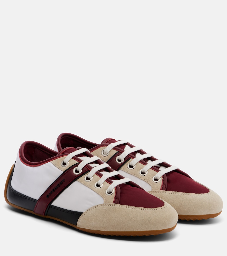 Givenchy Baskets slim finitions en daim 550 €