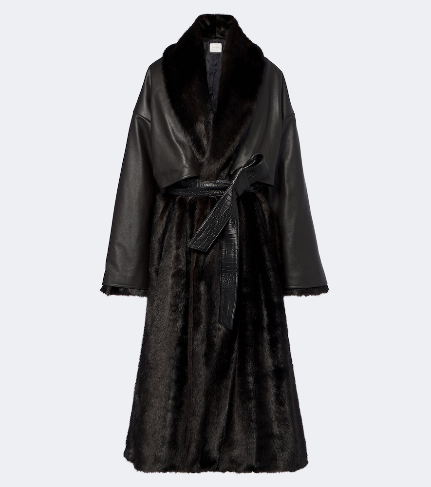 Cappotto con cintura e pelle