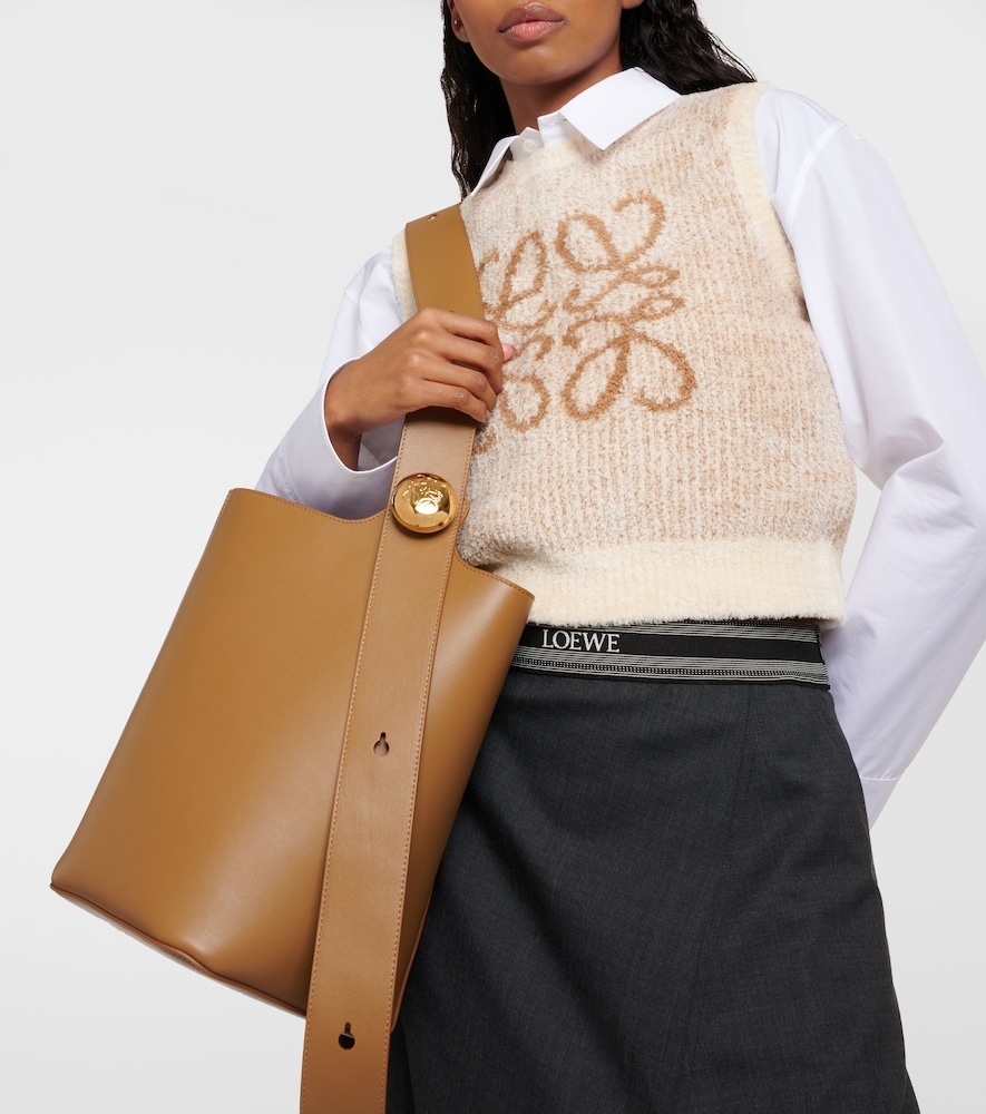 Pebble Medium Leather Bucket Bag