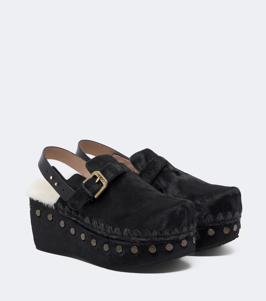 Clogs aus Kalbshaar mit Shearling
