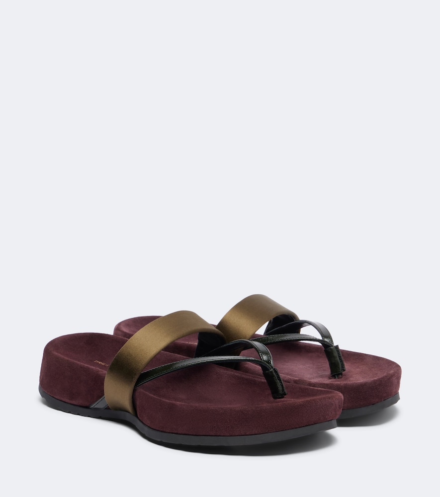 Zehensandalen aus Satin und Leder
